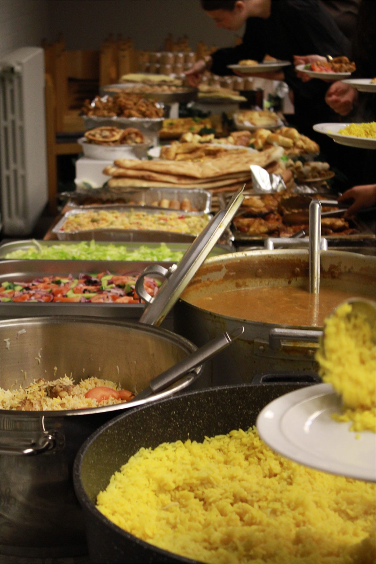 Uitgebreid iftarbuffet met warme gerechten