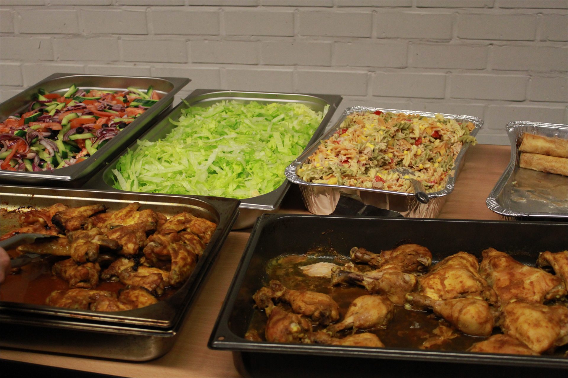 Kleurrijke selectie salades en warme gerechten