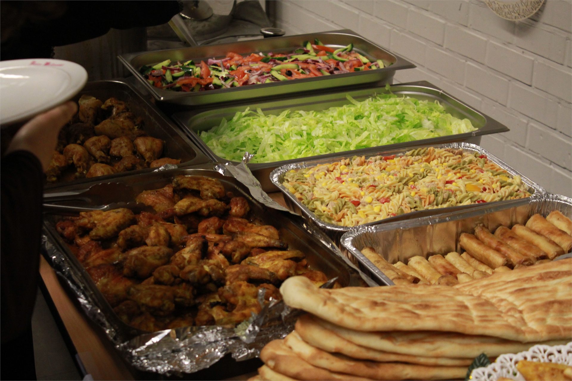 Brood, salades en warme gerechten bij de gezamenlijke iftar