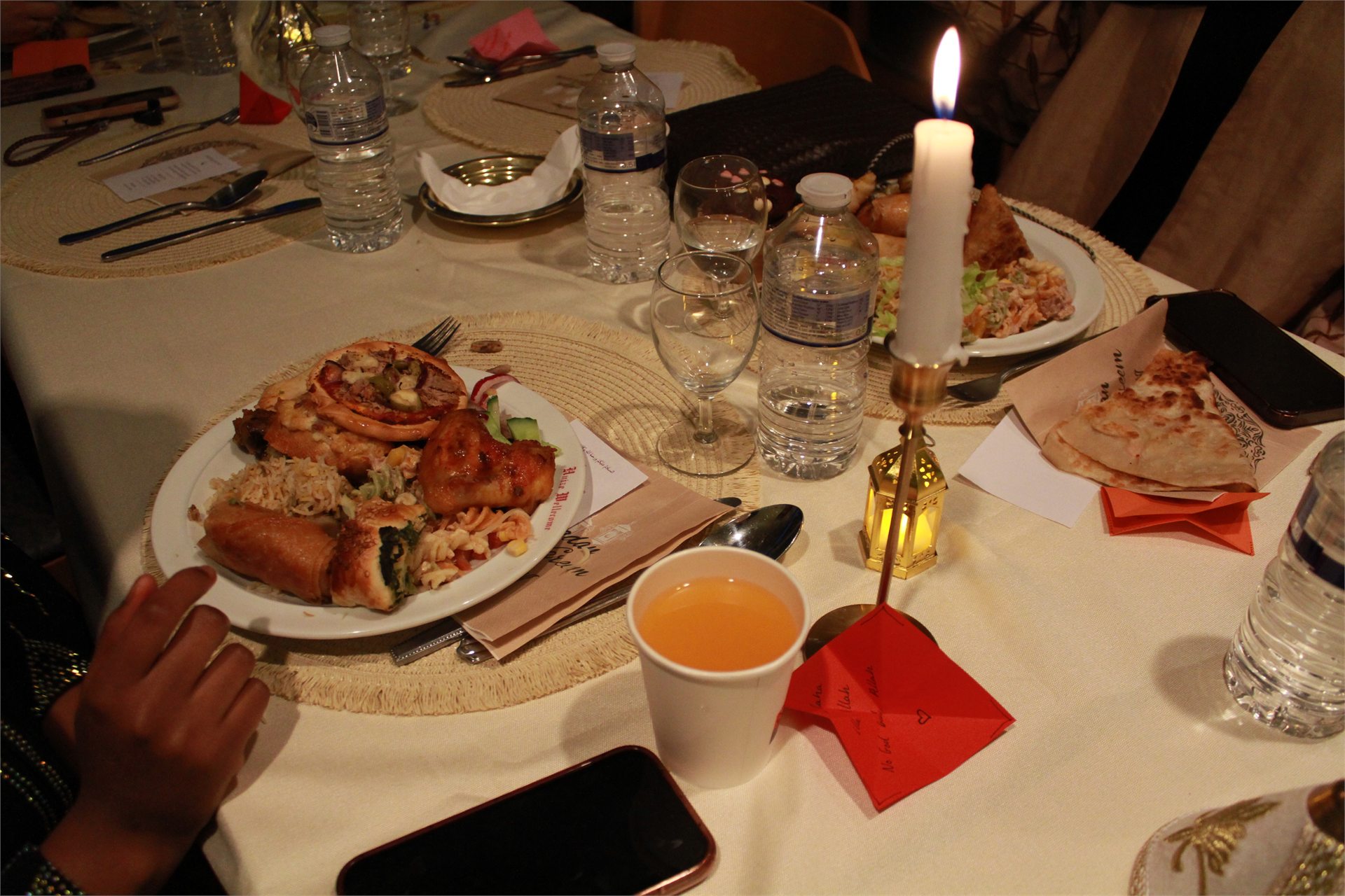 Gezamenlijke iftar aan een sfeervol verlichte tafel