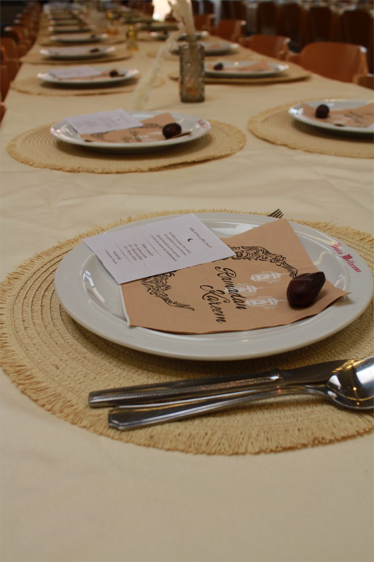 Plaats aan tafel met een dadel en ramadankaart