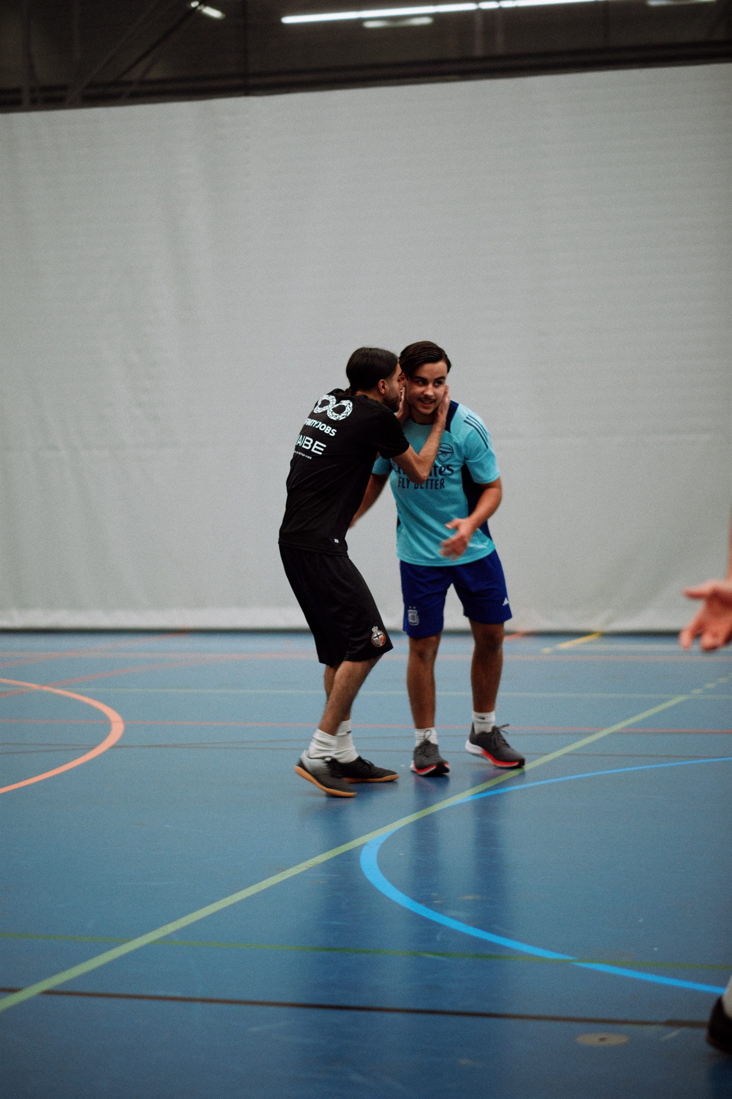 Twee spelers overleggen op het veld